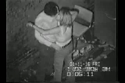 Caméra de vidéo surveillance filme un couple à la nuit