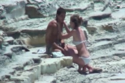 Couple timide se frotte sur une plage au soleil