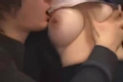 Japonaise étudiante se fait peloter et baiser dans un bus