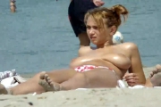 Elle masse ses gros seins sur la plage pour séduire 
