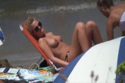 Jeune blonde aux seins qui pointent sur la plage
