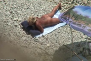 Un couple de 50 ans se baigne nu et baise sur une plage