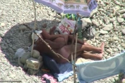 Un couple de 50 ans se baigne nu et baise sur une plage