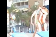 Un mec doigte sa copine en string debout sur la plage