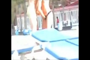 Un mec doigte sa copine en string debout sur la plage