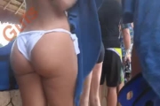 Couples amateurs surpris sur la plage en train de niquer