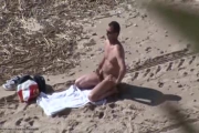 Pervers se branle devant un couple qui baise à la plage