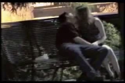 Voyeur surprend un couple qui baise sur un banc public