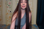Femme nue avec de longs cheveux fait webcam sexe !