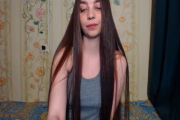 Femme nue avec de longs cheveux fait webcam sexe !