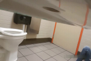Caméra cachée dans les toilettes