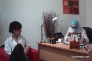 Elle se fait baiser par son docteur et avale un tas de sperme