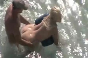 Une blonde baise dans l'eau puis branle avec ses pieds