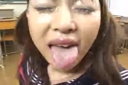 Bukkake juteux sur une étudiante japonaise sexy