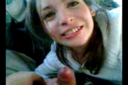 Fille très mignonne fait une pipe en voiture